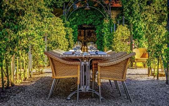 outdoor dining table decor ideas